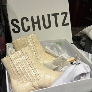 New SCHUTZ boot